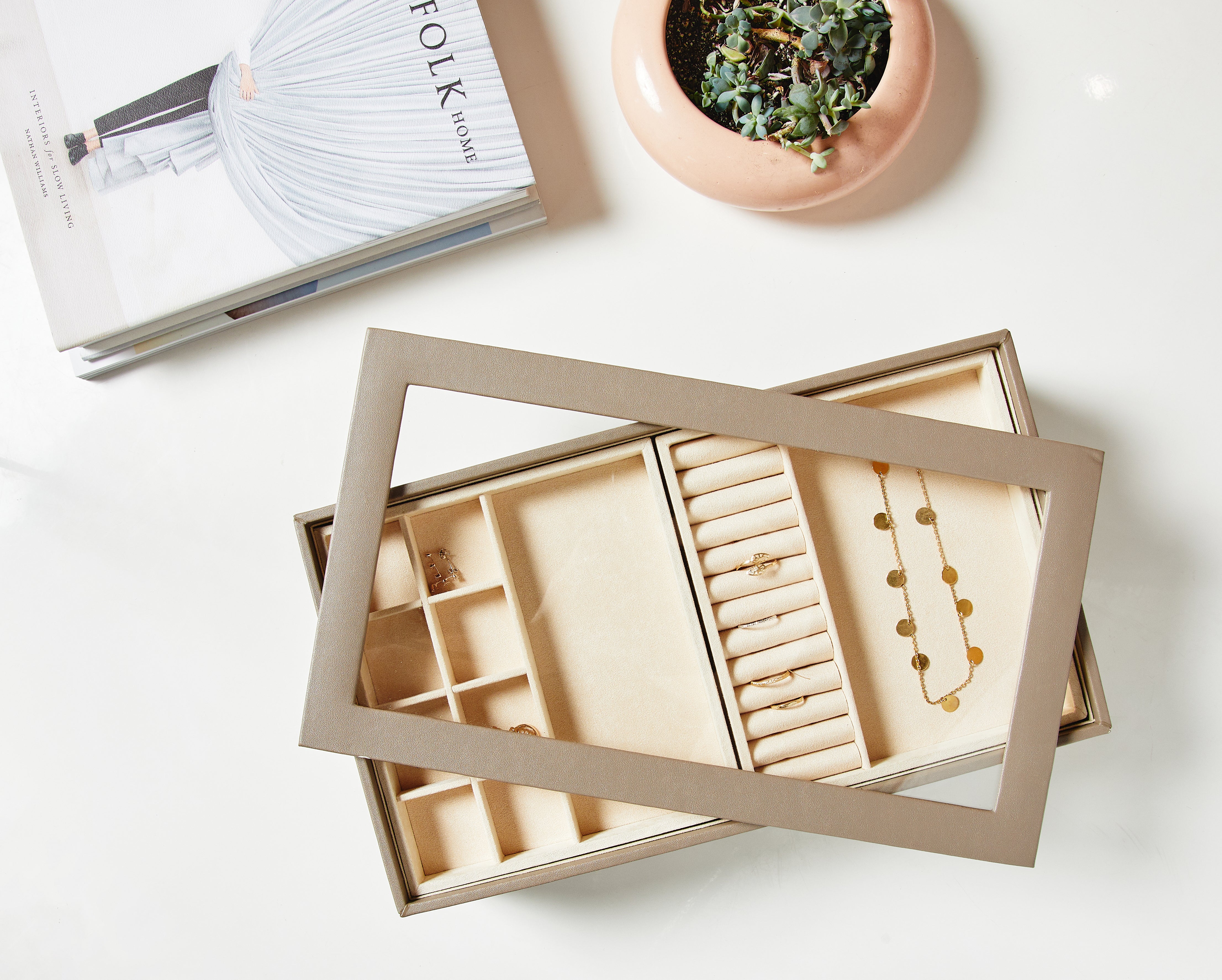 Vault tray - Earrings & rings